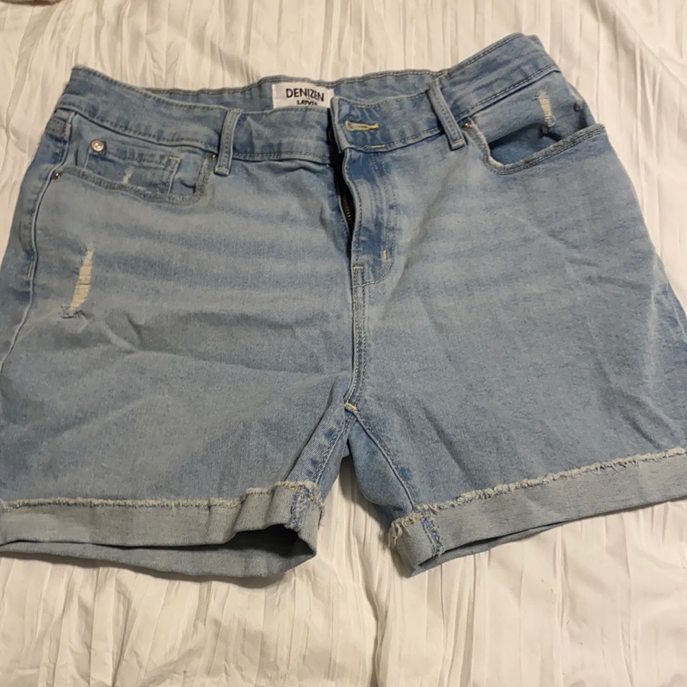 Levi mid rise shorts